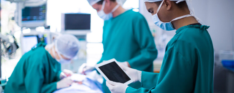 surgeon-using-digital-surgery-coordination-software